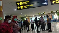 Pemeriksaan penumpang yang datang dari luar negeri yang baru saja tiba di Bandara Supadio Pontianak pada Rabu (6/2/2020)