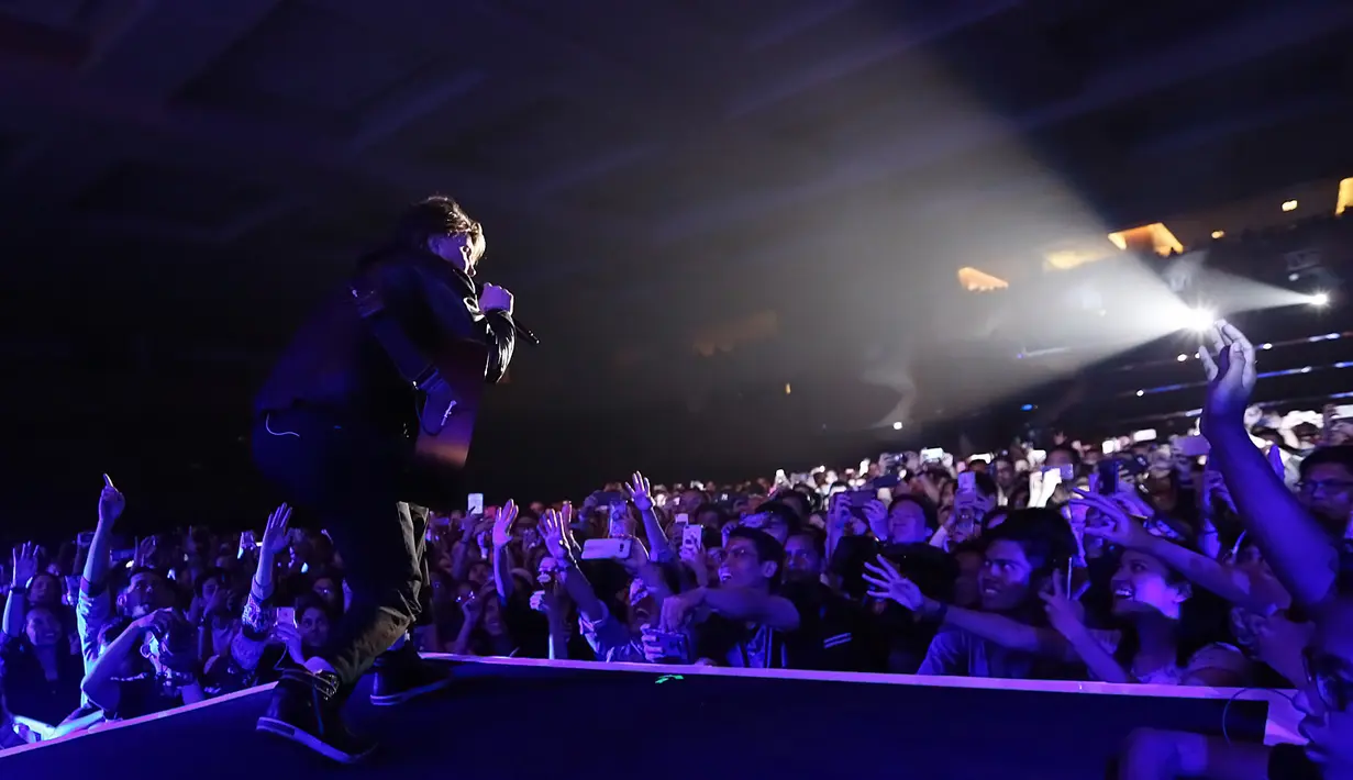 Meski usia para pesonilnya tak bisa lagi dibilang muda namun Goo Goo Dolls bermain dengan enerjik. (Bambang E. Ros/Bintang.com)