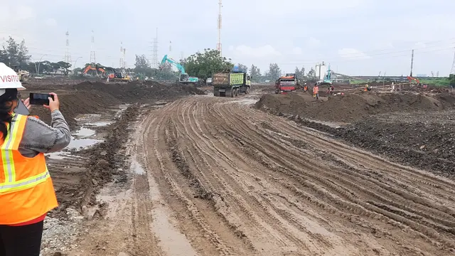 Pengerjaan sirkuit Formula E di kawasan Ancol, Jakarta Utara dikebut untuk memenuhi target penyelesaian selama 54 hari. (Liputan6.com/Yopi Makdori)