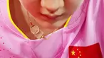 Atlet tenis meja, China, Chen Meng, mengenakan kalung berbentuk raket pada pertandingan perebutan medali emas tunggal putri tenis meja Olimpiade Musim Panas 2020 di Tokyo, Jepang, Kamis (29/7/2021). (Foto:AP/Kin Cheung)