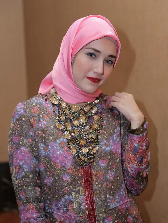 Sebelumnya, Adelia mengaku banyak dari rekan dan sahabatnya yang terlebih dulu mengenakan hijab. Bahkan tidak sedikit yang sering menanyakan kapan berhijab. (Andy Masela/Bintang.com)