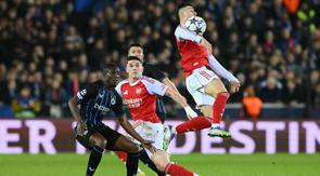 Penyerang Arsenal asal Brasil bernomor punggung 11, Gabriel Martinelli (kanan), mengontrol bola di udara selama pertandingan Liga Champions UEFA, Phase League - pekan ke-6, antara Club Brugge dan Arsenal di stadion Jan Breydel di Bruges, Kamis (11-12-2025) dini hari WIB. (NICOLAS TUCAT/AFP)