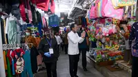 Presiden Joko Widodo atau Jokowi mengunjungi Pasar Tradisional Kecamatan Rogojampi Kabupaten Banyuwangi, Kamis (25/6/2020). (Biro Pers Sekretariat Presiden)