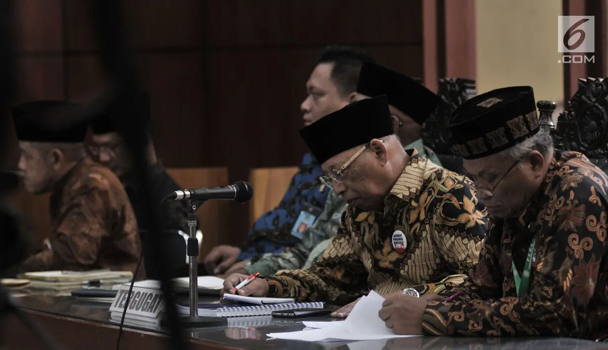 Pihak tergugat pembubaran Hizbut Tahrir Indonesia (HTI) saat menghadiri sidang di PTUN Jakarta, Senin (7/5). Mejalis hakim menilai SK Menkumham yang mencabut status badan hukum HTI sudah sesuai prosedur. (Merdeka.com/Iqbal Nugroho)