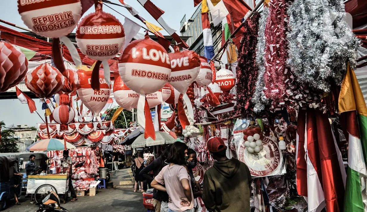 Pengunjung memilih pernak-pernik Hari Kemerdekaan di Pasar Jatinegara, Jakarta, Minggu (2/8/2020). Menjelang perayaan HUT ke-75 Republik Indonesia, Pasar Jatinegara mulai dipadati warga yang ingin mencari beragam pernak-pernik hiasan kemerdekaan. (merdeka.com/Iqbal Nugroho)