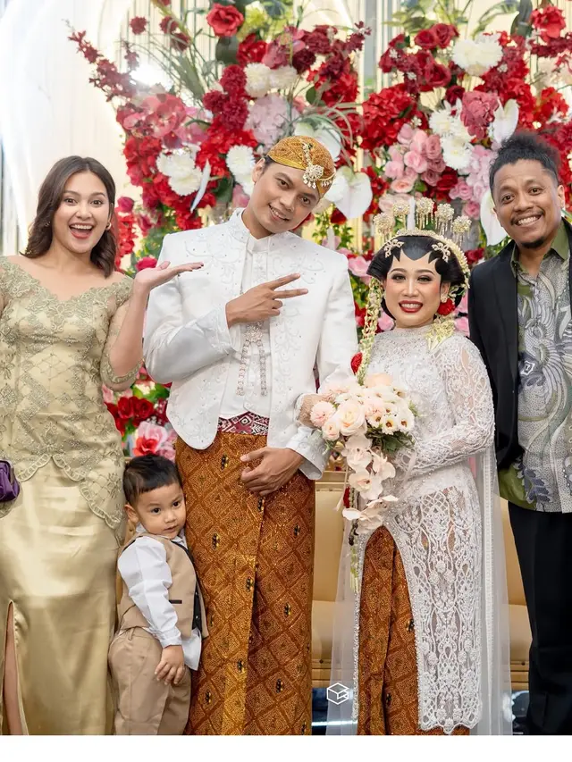 6 Detail Outfit Indah Permatasari di Nikahan Adik Ipar, Kebaya Modern hingga Baju Adat