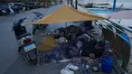 Para pengungsi yang melarikan diri dari serangan udara Israel di Dahiyeh, pinggiran selatan Beirut, beristirahat di tepi pantai Beirut, Lebanon, Jumat 6 Maret 2026. Ratusan orang di Beirut, Lebanon, terpaksa tidur di tepi pantai dan trotoar dengan kondisi seadanya. (AP Photo/Hussein Malla)