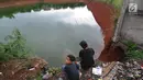 Anak-anak memancing pada bagian proyek pembangunan tol Cinere-Serpong yang berubah menjadi danau sedalam 4 meter di kawasan Cipayung, Tangsel, Banten (17/1). (Merdeka.com/Arie Basuki)