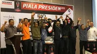 Para manajer klub yang lolos 8 Besar Piala Presiden 2015 berfoto bersama sebelum pelaksanaan Drawing Piala Presiden 2015 di Hotel Royal Kuningan, Jakarta. Jumat (11/9/2015). (Bola.com/Arief Bagus)