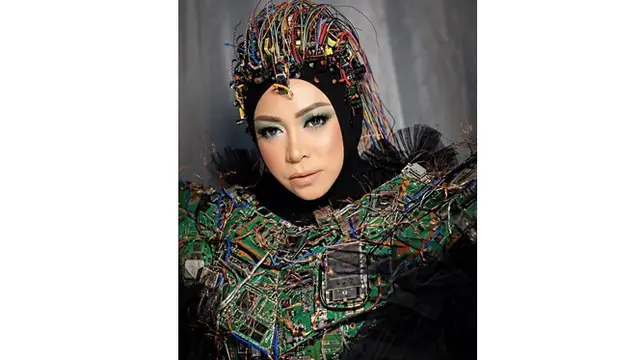 Fashion Item Melly Goeslaw dari Bahan Tak Biasa (sumber: Instagram.com/melly_goeslaw)