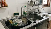 Kenapa Tempat Cuci Piring Sering Bau Setelah Dipakai? Ini 5 Penyebab Utamanya