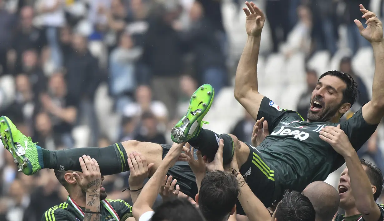 Para pemain Juventus menggendong Gianluigi Buffon usai melawan Verona pada laga Serie A Italia di Stadion Allianz, Turin, Sabtu (19/5/2018). Laga ini menjadi yang terakhir bagi Buffon setelah 17 tahun membela Juventus. (AFP/Marco Bertorello)