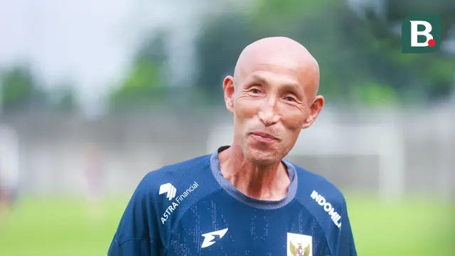 Pelatih Timnas Indonesia Putri, Satoru Mochizuki, saat memimpin latihan timnya di Dewa United, Tangerang