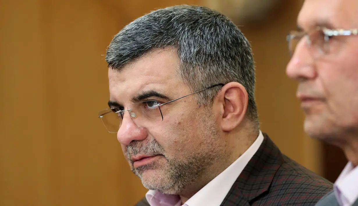 Wakil Menteri Kesehatan Iran Iraj Haririchi (kiri) menyampaikan keterangan saat konferensi pers di Teheran, Iran, Senin (24/2/2020). Harirchi tampak pucat dan berkeringat serta kerap batuk saat menyampaikan keterangan terkait virus corona COVID-19. (Iranian Presidency/AFP)