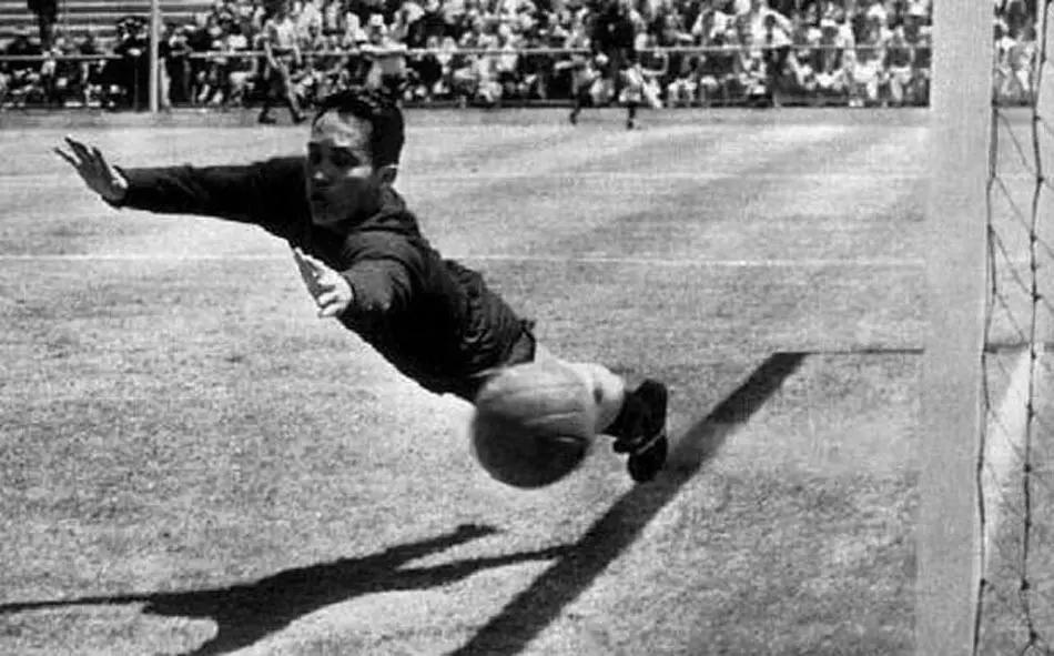 Maulwi Saelan saat beraksi bersama Timnas Indonesia di Olimpiade 1956 Melbourne, Australia. (Bola.com/Dok. Pribadi)