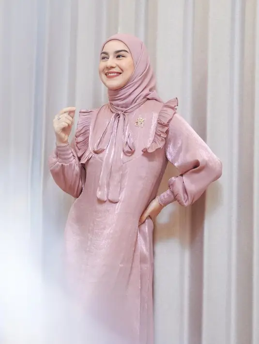 Sementara itu, Irish Bella mengenakan dress shimmer warna pink terang. Dipadukan kerudung warna serasi. [@_irishbella_]