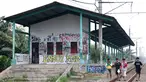 Anak-anak berjalan di rel kereta Stasiun Pondok Rajeg yang berada di kawasan Cibinong, Bogor, Jawa Barat, Jumat (5/10). Kondisi stasiun tersebut memprihatinkan karena dipenuhi coretan serta terbengkalai. (Liputan6.com/Immanuel Antonius)