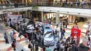 Peluncuran New Nissan Serena 2015 saat dipamerkan di kawasan Pondok Indah menarik perhatian pengunjung, Jakarta, Jumat (13/3/2015). (Liputan6.com/Helmi Afandi)
