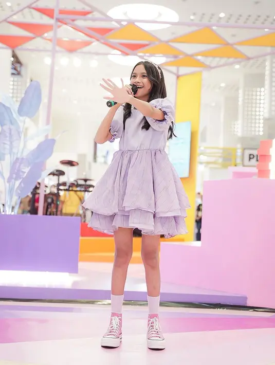 Dress berwarna lilac yang dipadukan sneaker pink saat Quinn berada di atas panggung ini juga tak lepas dari sorotan. Dirinya juga terlihat menambah detail penampilan menggunakan bandana. (Liputan6.com/IG/@quinnsalman)