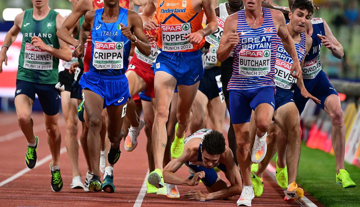 Seorang atlet terjatuh (tengah) saat final 5000m putra selama European Championships 2022 di Stadion Olimpiade, Munich, Jerman pada 16 Agustus 2022. (AFP/Ina Fassbender)