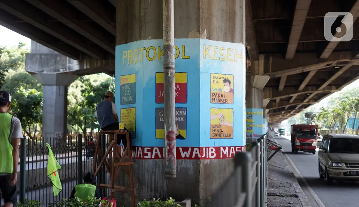 Pekerja seni membuat mural bertema Covid-19 pada pilar Jalan Tol Ir. Wiyoto Wiyono di kawasan Cempaka Putih, Jakarta, Rabu (2/12/2020). Pembuatan mural pada 100 pilar tersebut bertujuan untuk menghiasi kolong tol agar lebih berwarna. (Liputan6.com/Immanuel Antonius)