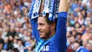 Gelandang Chelsea, Eden Hazard mengangkat trofi saat perayaan gelar juara Premier League 2014-15 di Stamford Bridge, Minggu (24/5/2015). Ini merupakan trofi pertama Thibaut Courtois di Premier League. (Reuters/John Sibley)