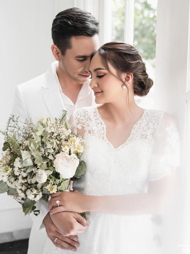 Anniversary ke-15, Ini 7 Potret Darius Sinathrya dan Donna Agnesia Pakai Baju Pernikahan