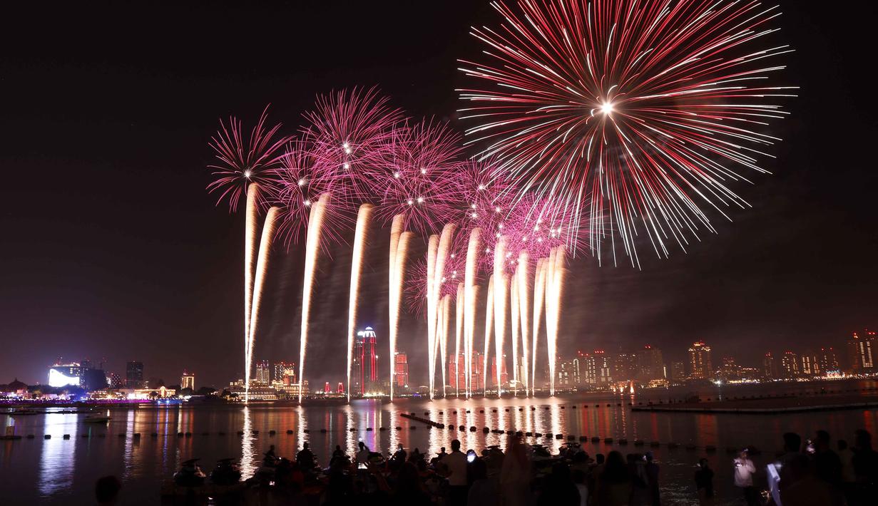 Pertunjukan kembang api terlihat di atas kompleks kebudayaan Katara selama perayaan untuk menandai dimulainya Idul Adha, Hari Raya Kurban, di Doha, Qatar, pada Rabu 27 Mei 2026. (Karim JAAFAR/AFP)
