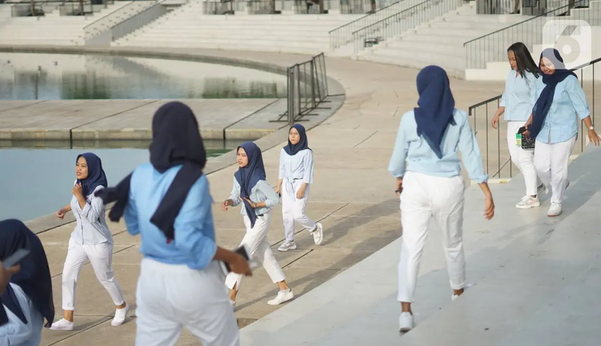 Warga beraktivitas di sekitar Taman Lapangan Banteng, Jakarta, Kamis (20/2/2020). Adanya revitalisasi kawasan Monas menyebabkan sebagian warga lebih memilih Lapangan Banteng sebagai tempat menghabiskan waktu untuk berolahraga serta berekreasi. (Liputan6.com/Immanuel Antonius)