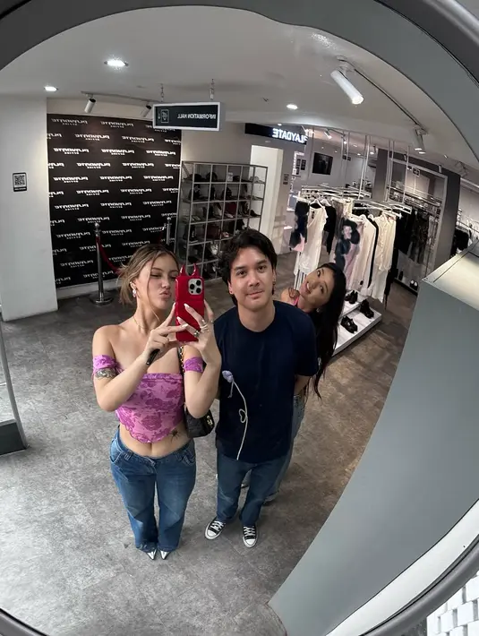Ekspresi mereka saat berfoto menunjukkan kedekatan yang natural dan penuh tawa. Gabriella dan Violetta beberapa kali berpose dengan gaya playful, sementara Baskara memberikan sentuhan cool yang tetap menyatu dengan tema keseruan. Kekompakan ini membuat penggemar semakin antusias menantikan akting mereka di layar lebar. (Liputan6.com/IG/@gabriellaekaputri)