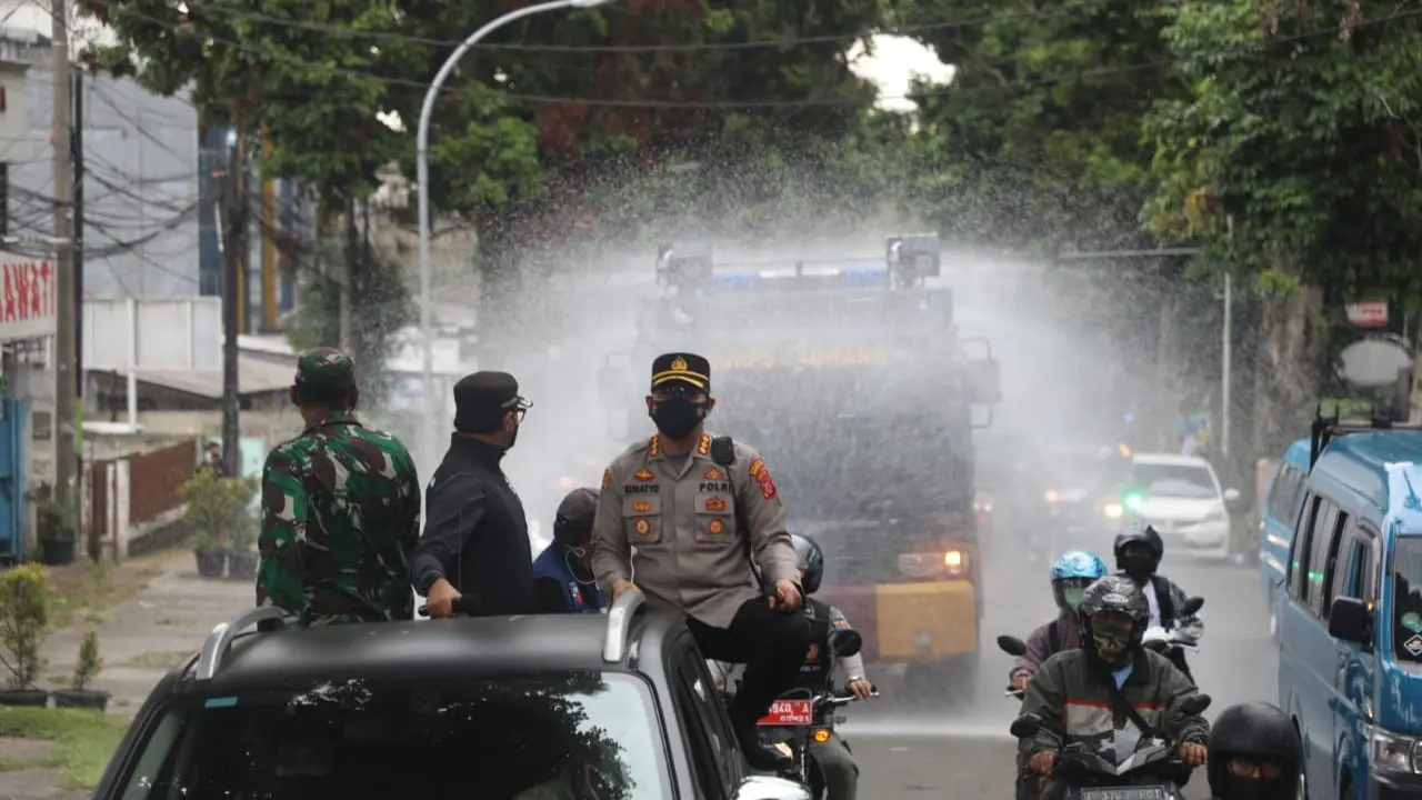 Mobil water cannon semprot cairan disinfektan di jalanan Kota Bogor