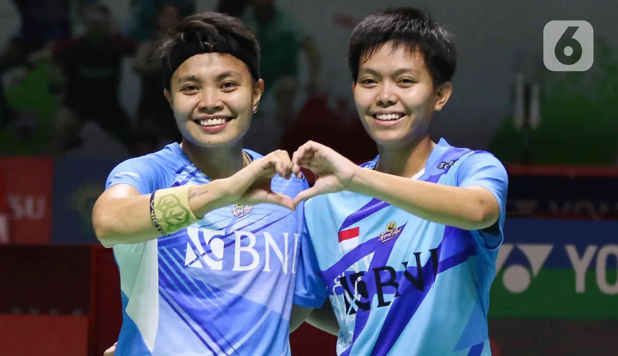 Ganda putri bulu tangkis Indonesia Apriyani Rahayu/Siti Fadia Silva Ramadhanti berselebrasi usai menang atas pebulu tangkis China Taipei Chang Ching Hui/Yang Ching Tun pada babak pertama atau 32 besar Indonesia Masters 2023 di Istora Senayan, Jakarta, Rabu (25/1/2023). Unggulan ketujuh itu tanpa kesulitan menyingkirkan pasangan Chang Ching Hui/Yang Ching. (Liputan6.com/Herman Zakharia)