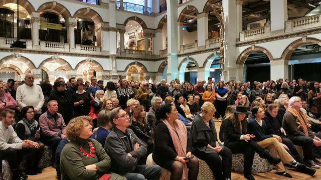 Pengunjung yang hadir dalam pameran "Bali Behind The Scenes" terlihat datang dali segala kalangan, termasuk WNA.