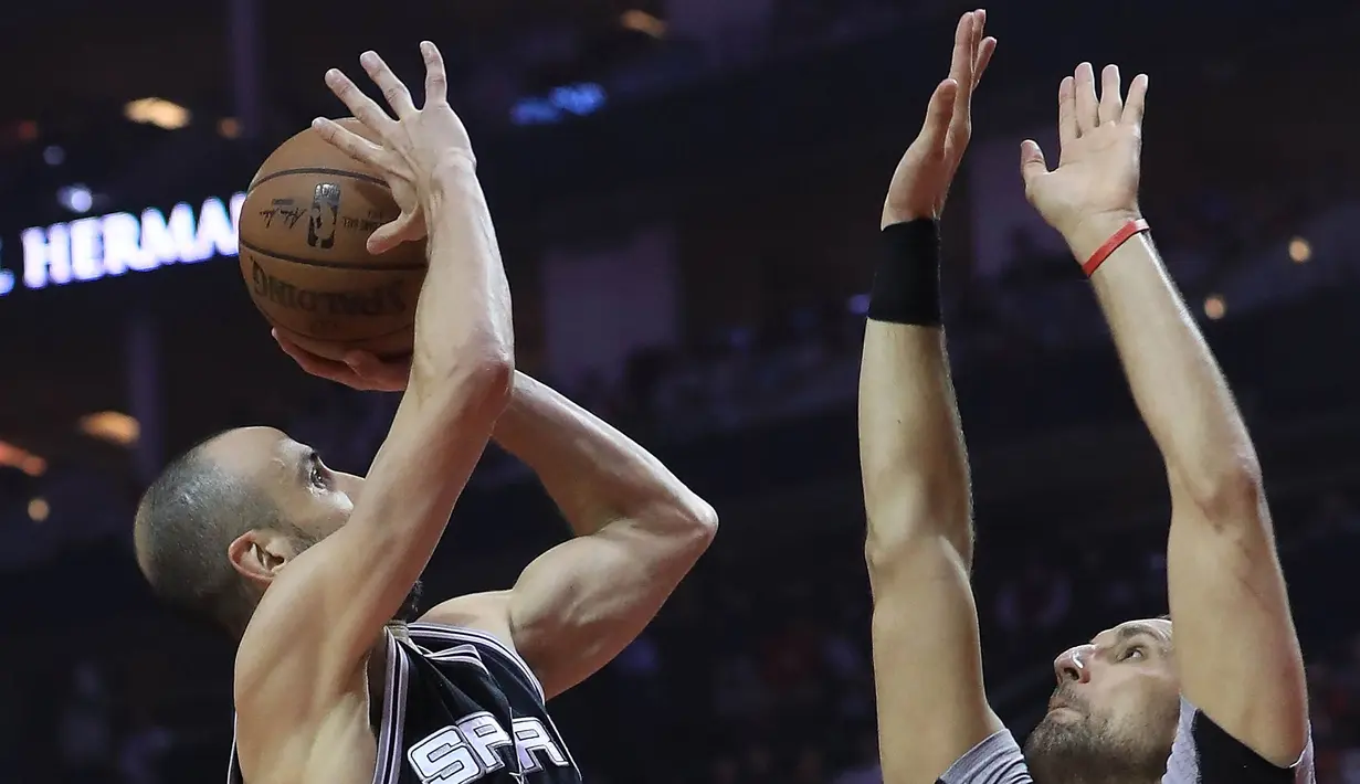 Pebasket San Antonio Spurs, Manu Ginobili, berusaha menghalau pebasket Houston Rockets, Ryan Anderson pada Gim 4 Semifinal Wilayah Barat di Stadion AT&T Center, Minggu (7/5/2017). Houston Rockets menang 125-104. (AFP/Ronald Martinez).