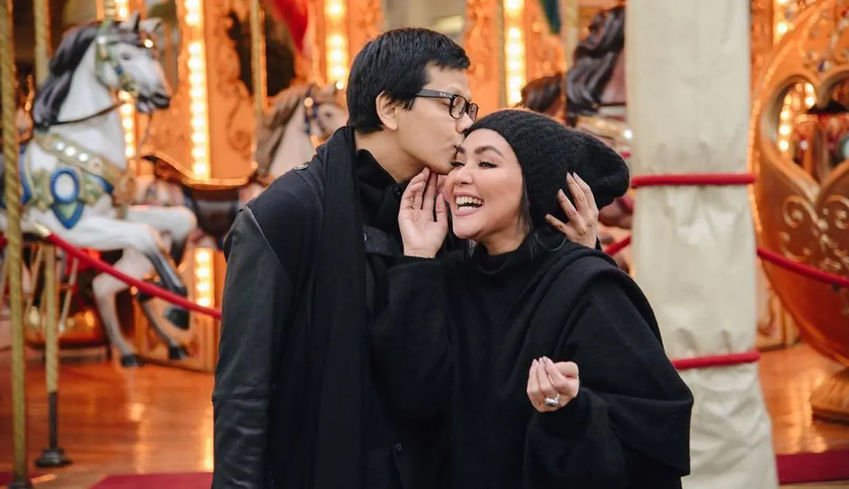 Pasangan yang menikah pada tahun 1994 ini sudah dikaruniai seorang putri cantik yang diberi nama Naja Dewi. (Foto: instagram.com/dewigita01)