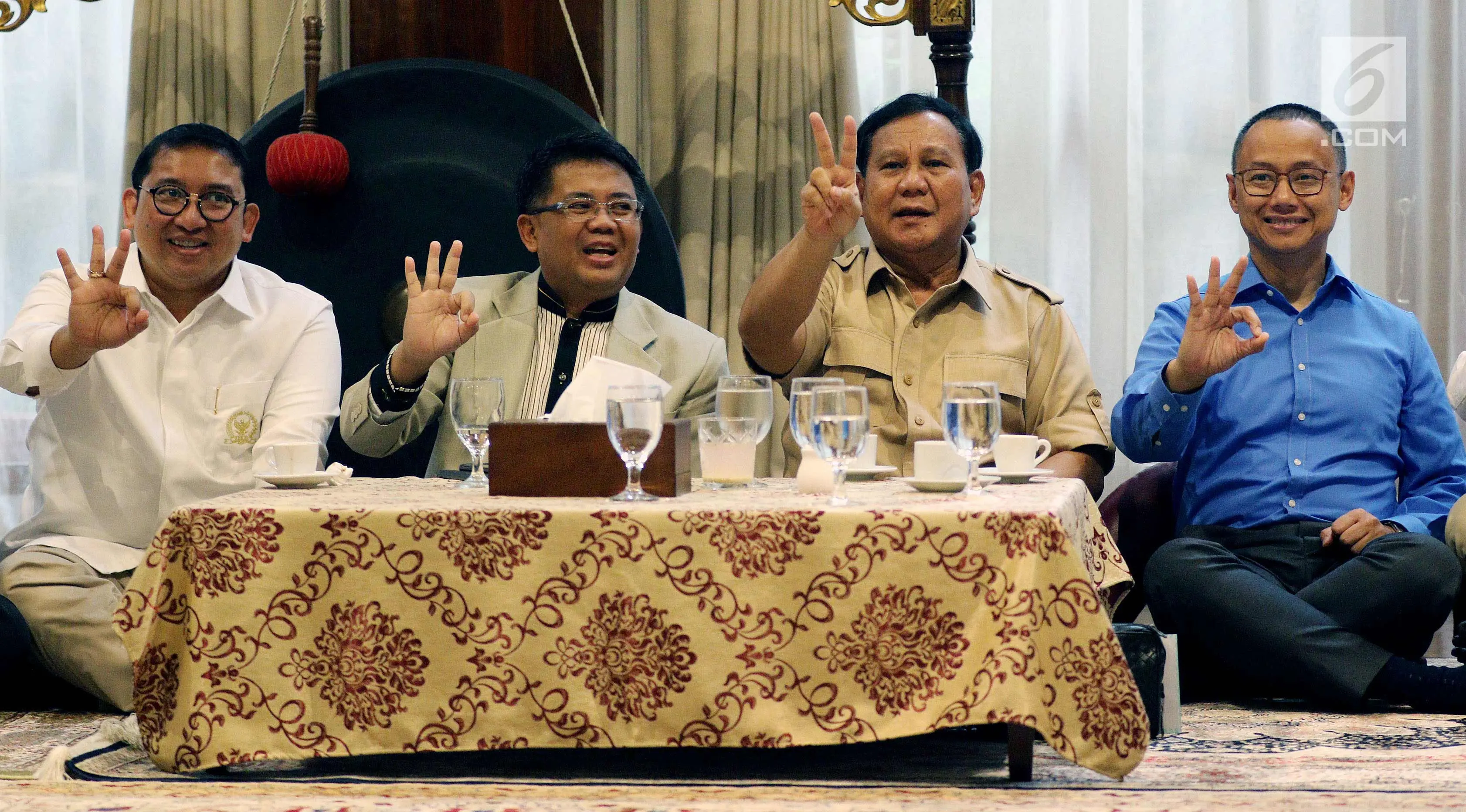 Ketua Umum Partai Gerindra Prabowo Subianto (dua kanan) bersama Presiden PKS Sohibul Iman (kedua kiri), Sekjen PAN Eddy Soeparno (kanan) dan Sekjen Partai Gerindra Fadli Zon saat melakukan pertemuan di Jakarta, Kamis (1/3). (Liputan6.com/Johan Tallo)