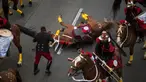Seekor kuda yang ditunggangi anggota resimen kavaleri tradisional atau yang dikenal Husares de Junin terjatuh saat mengikuti parade militer perayaan Hari Kemerdekaan Peru di Lima, Peru (29/7). (AP Photo / Rodrigo Abd)