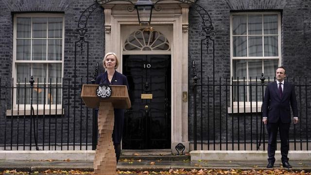 Perdana Menteri Inggris Liz Truss berbicara kepada media di Downing Street di London, Kamis, 20 Oktober 2022. Ia mengundurkan diri sebagai pemimpin Partai Konservatif Inggris. (Foto AP/Alberto Pezzali)