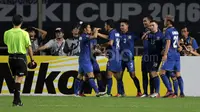 Para pemain Thailand merayakan gol pada laga Final Piala AFF 2016 di Stadion Pakansari, Bogor, (14/12/2016). (Bola.com/Nicklas Hanoatubun)