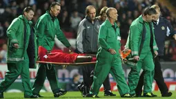 2. Djibril Cisse (Liverpool) - Cedera patah tulang tibia dan fibula saat melawan Blackburn yang membuatnya harus absen tujuh bulan. (AFP/Paul Barker)