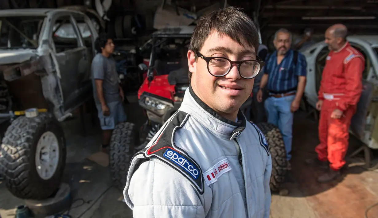 Paralympian Peru, Lucas Barron (25) berada di bengkel mekanik dimana mobilnya sedang dipersiapkan untuk Rally Dakar 2019 di Lima, 18 Desember 2018. Lucas akan menjadi pereli dengan down syndrome pertama dalam sejarah Dakar Rally. (ERNESTO BENAVIDES /AFP)