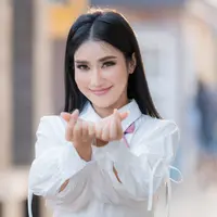 ilustrasi perempuan bahagia/nokkaew/Shutterstock