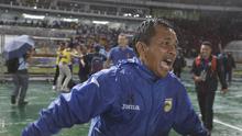 Pelatih Mitra Kukar, Jafri Sastra, berteriak girang usai anak asuhnya menaklukan Semen Padang. Dirinya sukses membawa Naga Mekes kepuncak tertinggi. (Bola.com/Vitalis Yogi Trisna)