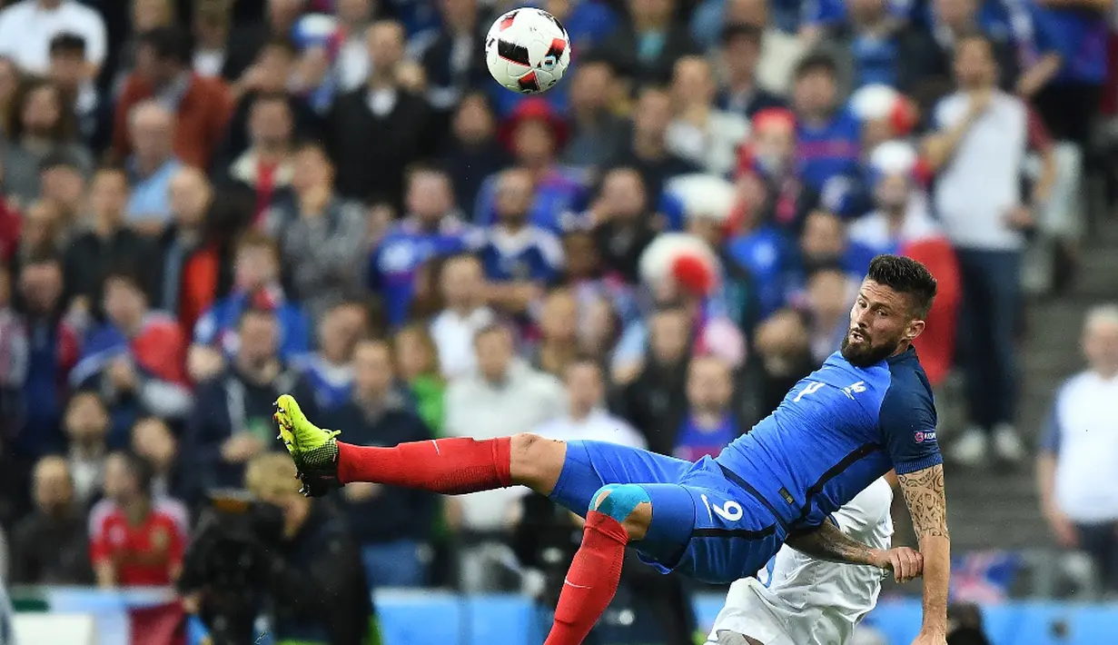 Aksi striker Prancis, Olivier Giroud, saat melawan Islandia pada laga perempat final Piala Eropa 2016 di Stade de France, Paris, Senin (4/7/2016) dini hari WIB. (AFP/Franck Fife)