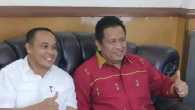 Bupati Muna Barat LM Rajiun Tumada (kiri) dan Bupati Muna LM Rusman Emba (kanan) saat bertemu di Brimob Polda Sultra, Senin (2/9/2019).(Liputan6.com/Ahmad Akbar Fua)