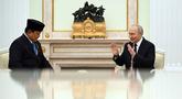 Presiden Republik Indonesia, Prabowo Subianto (kiri) saat melakukan pertemuan dengan Presiden Rusia Vladimir Putin di Istana Kremlin, Moskow pada Senin 13 April 2026. Presiden Republik Indonesia, Prabowo Subianto, kembali bertemu Presiden Rusia, Vladimir Putin. (Igor IVANKO/POOL/AFP)