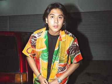 Terlepas dari kesuksesannya, pemain film Mencuri Raden Saleh ini dikenal selalu tampil santai dalam berpakaian. Penampilannya pun tampak simpel dengan mengenakan kemeja. Gaya kasual saat mengenakan kemeja pun tampak begitu stylish. (Liputan6.com/IG/@iqbaal.e)