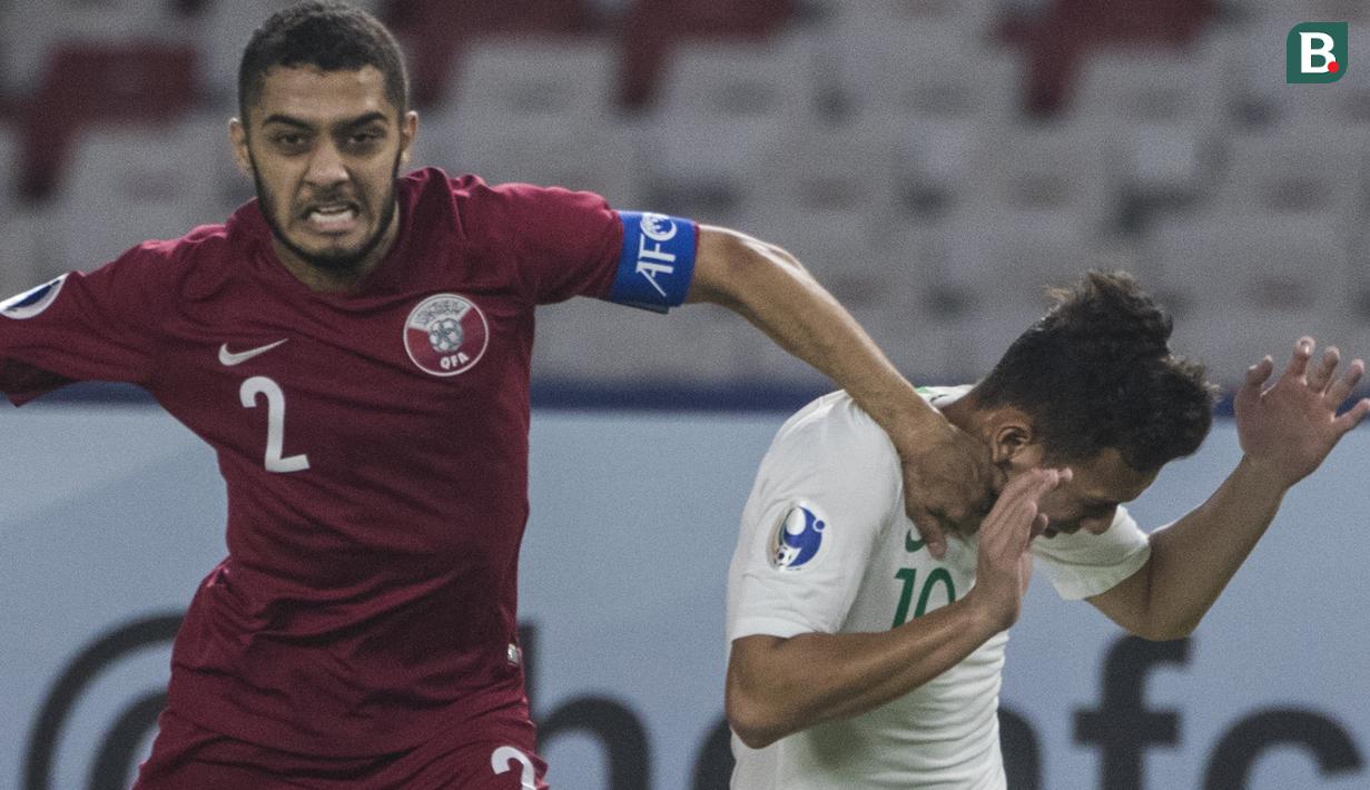 Gelandang Timnas Indonesia, Egy Maulana, ditarik wajahnya oleh bek Qatar, Nasir Baksh, pada laga AFC U-19 Championship di SUGBK, Jakarta, Minggu (21/10). Indonesia kalah 5-6 dari Qatar. (Bola.com/Vitalis Yogi Trisna)