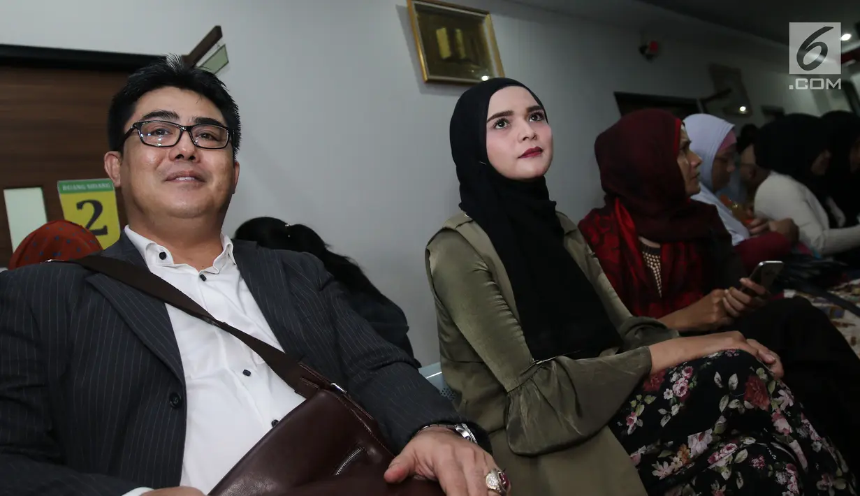 Rosmanizar bersiap menjalani sidang cerai perdana di Pengadilan Agama Jakarta Timur, Kamis (16/8). Rosmanizar menghadiri sidang cerai perdana tanpa kehadiran Enji dengan agenda mediasi. (Liputan6.com/Herman Zakharia)