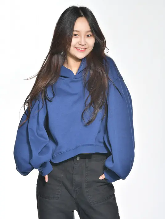 Oversized Sweater. Pilihlah oversized sweater berwarna hitam dan mix dengan skinny jeans. Dijamin penampilan kamu tidak hanya terlihat lebih muda tetapi juga terlihat lebih kece.   / copyright shutterstock